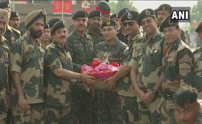 स्वतंत्रता दिवस पर अटारी-वाघा सीमा पर बीएसएफ ने पाक रेंजर्स को मिठाई दी