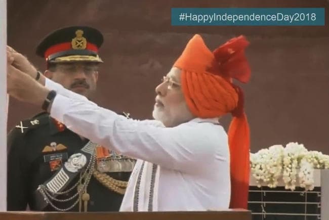 IN PICS : पीएम मोदी ने लाल किले की प्राचीर से पांचवी बार फहराया तिरंगा