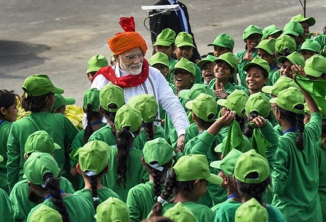 IN PICS: जश्न-ए-आजादी में प्रधानमंत्री नरेंद्र मोदी से मिलकर दोगुनी हुई बच्चों की खुशी