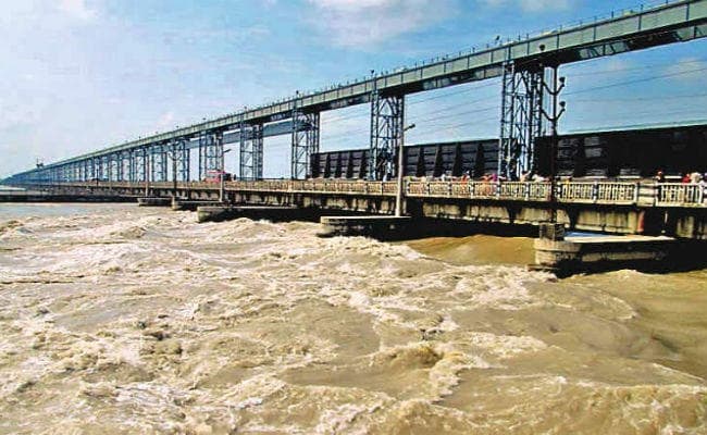 बिहार : कोसी बराज से इस साल बुधवार को रिकॉर्ड डिस्चार्ज किया गया पानी, लोगों की बढ़ी मुश्किलें