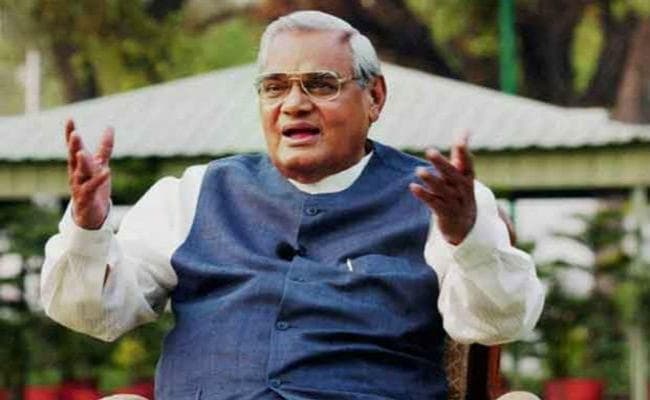 ...जब अटल बिहारी वाजपेयी ने नेहरू की तस्वीर मंगवाई