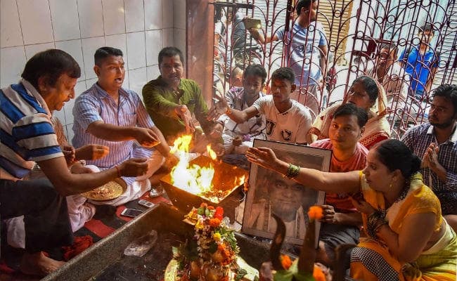 पूर्व प्रधानमंत्री अटल बिहारी वाजपेयी के लिए प्रार्थना कर रहे देश के लोग