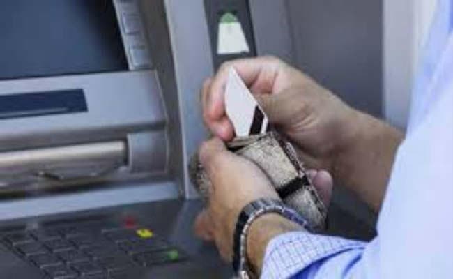 एटीएम बदल कर निकाल लिये 57 हजार