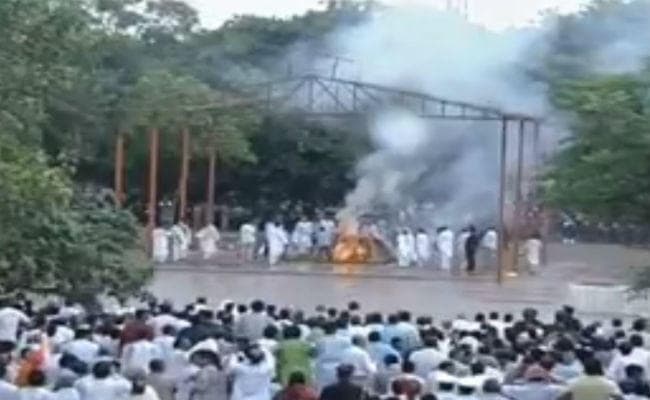 दत्तक पुत्री नमिता ने दी अटल बिहारी वाजपेयी को मुखाग्नि, रो पड़ा आसमान