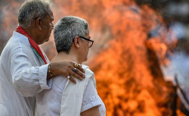 पंचतत्व में विलीन हुए अटल बिहारी वाजपेयी, दत्तक पुत्री नमिता ने दी मुखाग्नि, रो पड़ा आसमान
