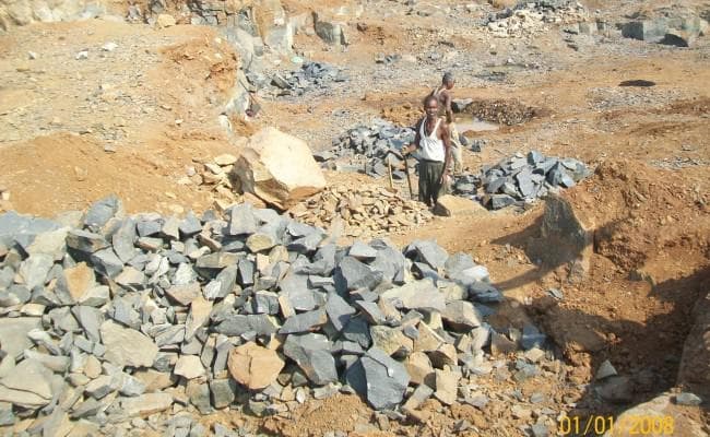 पत्थर खदान में विस्फोट से घरों में दरार, ग्रामीणों ने किया विरोध