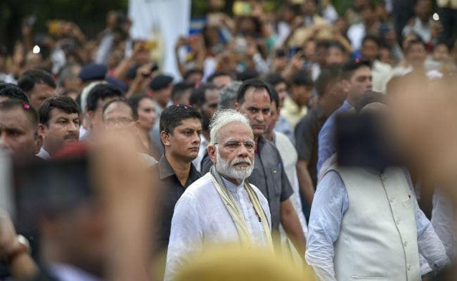 अपने प्रिय नेताओं के लिए देश यूं उमड़ता है सड़कों पर