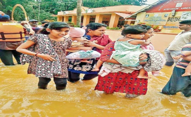 भयावह बाढ़ के आगोश में केरल तबाही से िनपटने को जारी कवायद