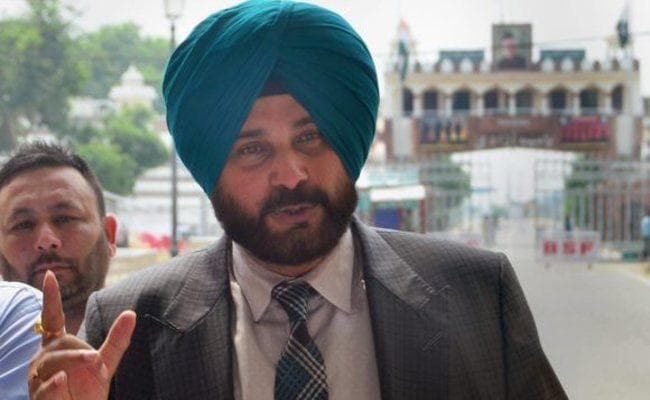 पाक सेना प्रमुख से गले मिलने पर सिद्धू ने दी सफाई, भारत पहुंचने पर हुआ विरोध