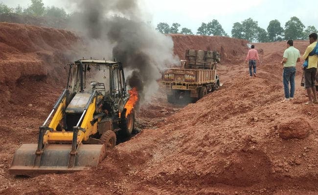 काली वर्दी वालों का उत्पात, जेसीबी व बीड़ी के पत्तों में लगायी आग