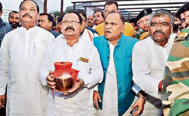 रांची : एयरपोर्ट पर भाजपा नेताओं ने अस्थि कलश का किया स्वागत, आज नामकुम स्वर्णरेखा घाट पर विसर्जित होंगी अस्थियां