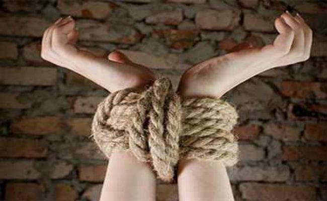 गढ़वा : छात्रावास में नाबालिग छात्रा को बंधक बनाया, जानें पूरा मामला