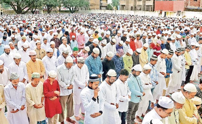 बकरीद की नमाज के लिए ईदगाह और मस्जिदों में उमड़े नमाजी, सबके लिए मांगी दुआ