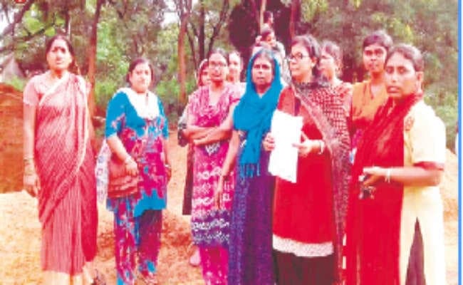 टावर लाने का महिलाओं ने किया विरोध