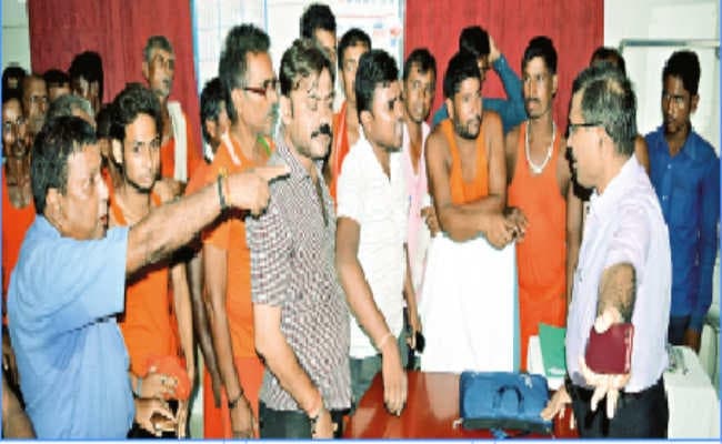 दो दिन से अस्पताल और सिविल सर्जन कार्यालय का चक्कर लगाते परिजनों का सब्र टूटा, शव ले जाने को नहीं मिली एंबुलेंस, मचाया हंगामा