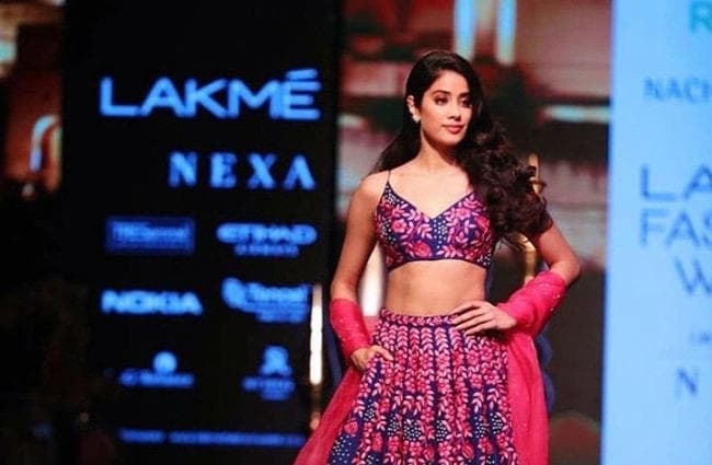 Lakme Fashion Week में रैंप पर उतरीं जाह्नवी कपूर, देखें कुछ खास तस्वीरें