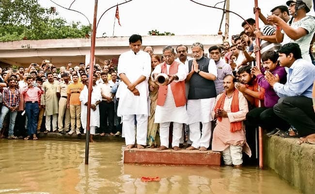 पटना : वैदिक मंत्रोच्चार के बीच अटल जी का अस्थिकलश गंगा में प्रवाहित