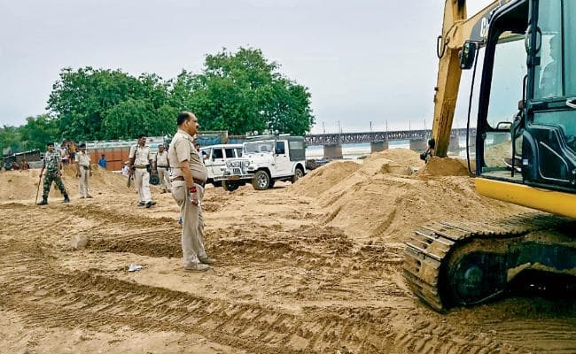 बालू लदीं 17 गाड़ियां जब्त, 10 लोग पकड़ाये, वाहन मालिक व चालक समेत 24 पर प्राथमिकी