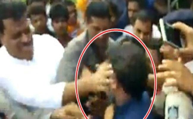 VIDEO : कांग्रेस विधायक उमंग सिंघार ने भाजपा नेता को जड़ा तमाचा, वीडियो वायरल