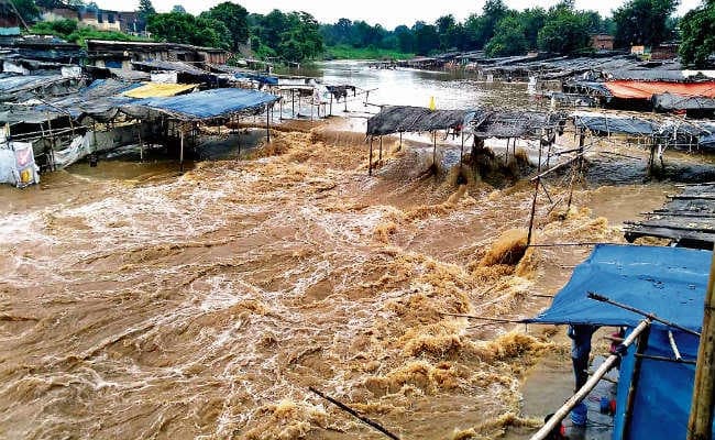 रजरप्पा में उफनाई भैरवी नदी, दो दर्जन दुकानें बहीं