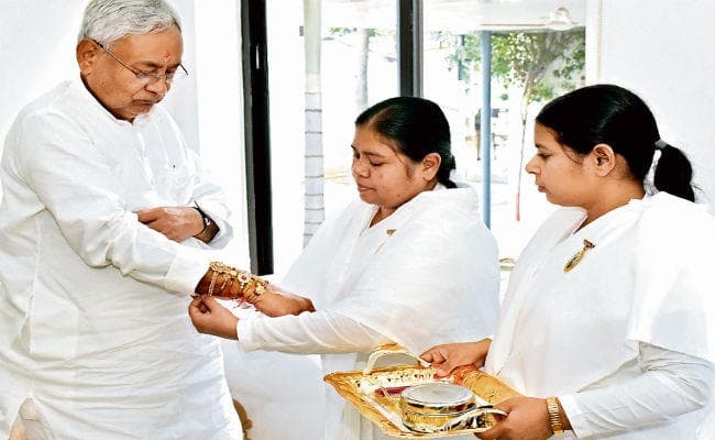 पटना : प्रजापिता ब्रह्माकुमारी ईश्वरीय विश्वविद्यालय की बहनों ने मुख्यमंत्री को बांधी राखी