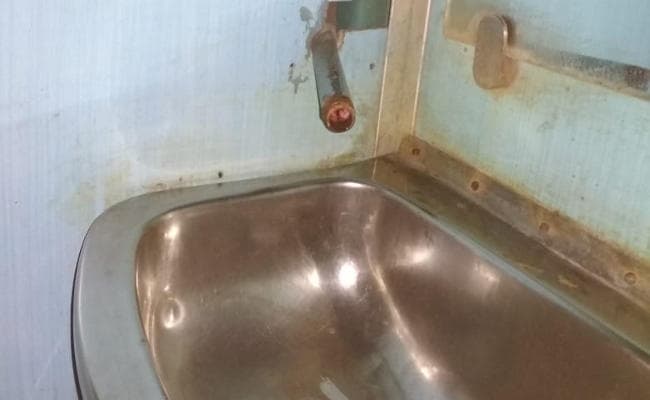 रेल यात्रियों का दर्द : गंदे शौचालय, टूटी खिड़की और छत के साथ ‘स्वच्छता पखवाड़ा’ मनाने चला भारतीय रेलवे रेल यात्रियों का दर्द : गंदे शौचालय, टूटी खिड़की और छत के साथ ‘स्वच्छता पखवाड़ा’ मनाने चला भारतीय रेलवे