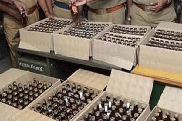 भारी मात्रा में शराब बरामद आठ आरोपी हुए गिरफ्तार, उपकरण भी जब्त