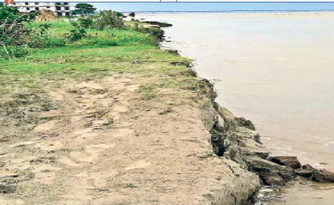 गंगा के जलस्तर में लगातार हो रही बढ़ोतरी, हर दो घंटे पर एक सेमी बढ़ रहा है जलस्तर