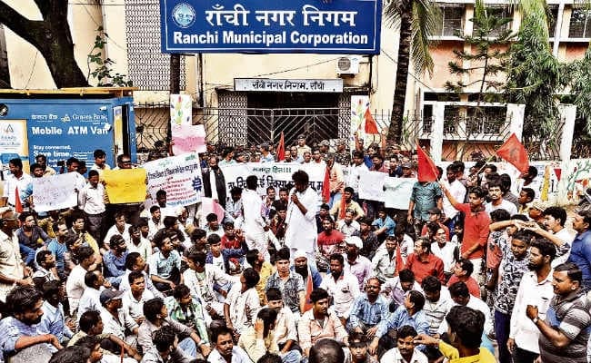 रांची : ई-रिक्शा चालकों ने नगर निगम कार्यालय घेरा रूट पास सिस्टम खत्म करने की मांग उठायी