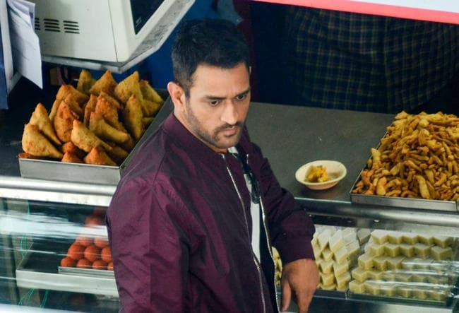 IN PICS: शूटिंग के लिए शिमला पहुंचे क्रिकेटर धौनी, एक झलक पाने को प्रशंसक दिखे बेताब