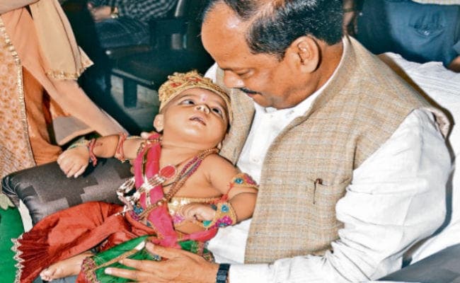 जमशेदपुर : ....जब सीएम रघुवर ने बाल कृष्ण को दुलारा