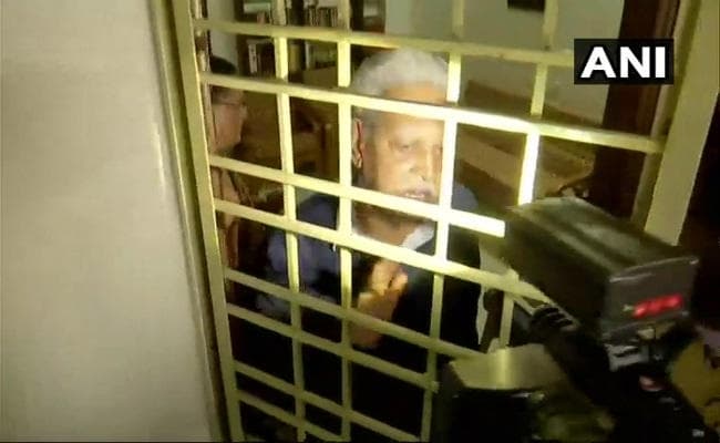 भीमा कोरेगांव हिंसा : कवि वरवरा राव घर पहुंचे, पांच तक रहेंगे हाउस अरेस्ट