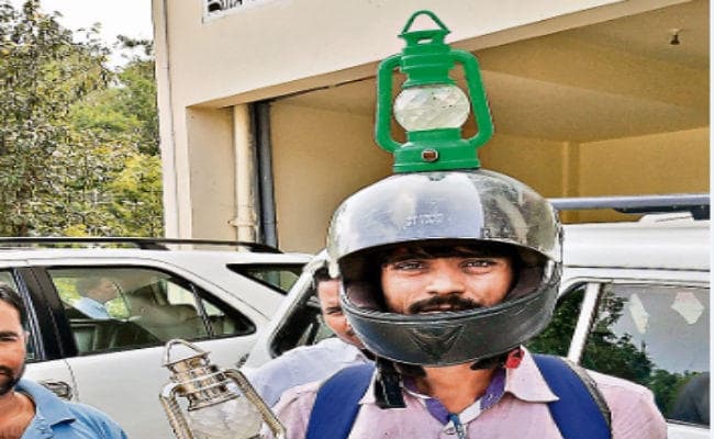 लालू प्रसाद के समर्थक ने हेलमेट पर लालटेन लगाया और बाइक से पहुंचा रांची