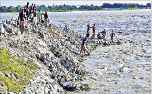 बारिश की वजह से कटाव ने लिया भयावह रूप, 400 परिवार प्रभावित बांध पर लिया शरण