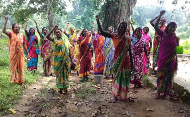 सिमडेगा : ODF जिला घोषित होने के बावजूद गांव में नहीं बना शौचालय, महिलाओं ने लोटा लेकर किया विरोध