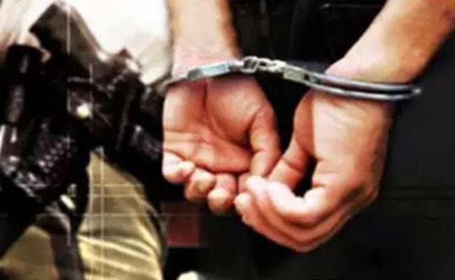 बेतिया : डांस पार्टी में छापा, पूर्व मंत्री के भतीजे समेत पांच गिरफ्तार, मौके से मिलीं छह लड़कियां