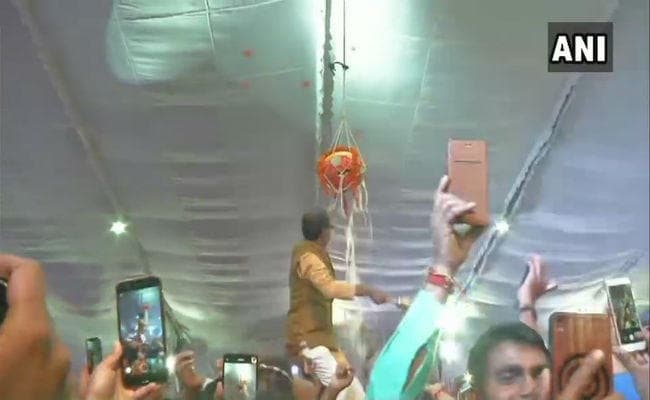 VIDEO : …जब एमपी के मुख्यमंत्री शिवराज ने गोपाल बन फोड़ी मटकी