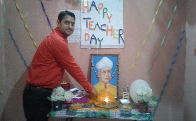 झारखंड में धूमधाम से मनाया गया शिक्षक दिवस : किसी ने गुरुजी को दिया उपहार, तो कहीं काटा गया केक