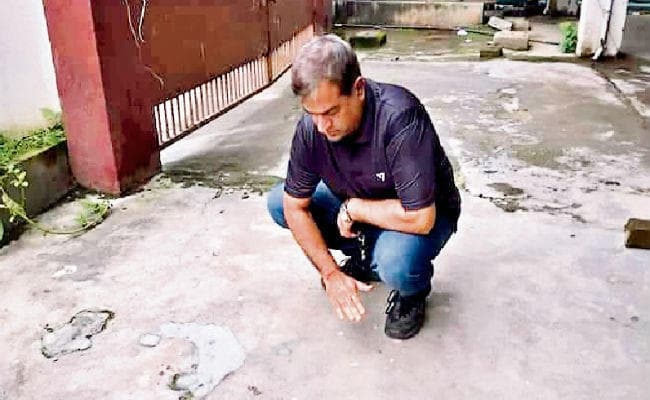 रांची : स्टेशन रोड के दशमेश अपार्टमेंट में तप रही जमीन,पानी डालते ही बन जाता है भाप, आज तोड़ा जायेगा फ्लोर