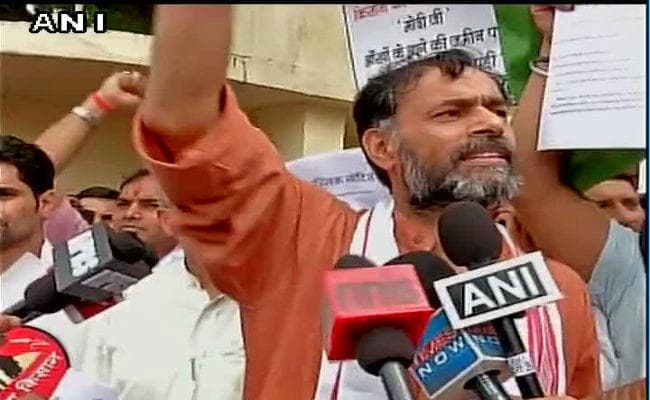 किसानों से मिलने गये थे योगेंद्र यादव, तमिलनाडु पुलिस ने हिरासत में लिया