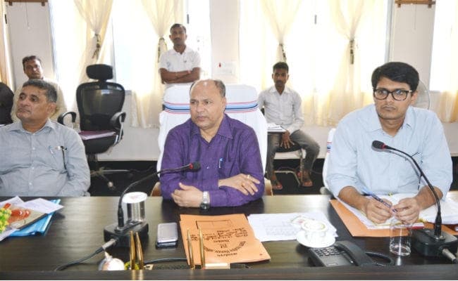 विद्युत विभाग की समीक्षा बैठक में उपायुक्त ने कार्यपालक अभियंता के खिलाफ कार्रवाई का दिया निर्देश