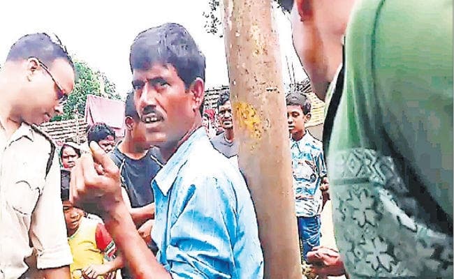 दुर्गापुर : महिला से छेड़खानी का आरोप, खंभे में बांधकर मनचले कबाड़ी की सरेआम पिटाई