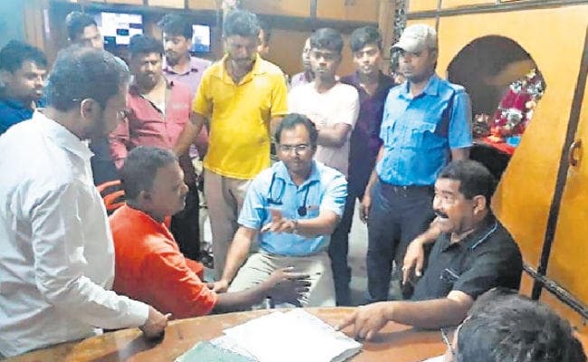 रानीगंज : रोगी के परिजनों ने कर्मियों को पीटा अस्पताल में लगी बालाजी की मूर्ति तोड़ी