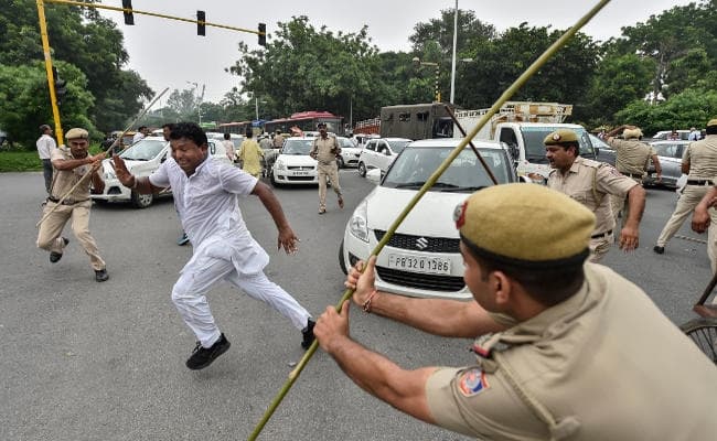 भारत बंद कराने सड़क पर उतरीं 21 पार्टियां, दिल्ली में मोदी सरकार पर गरजे राहुल गांधी