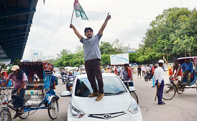 भारत बंद : पटना में आगजनी, तोड़फोड़, मारपीट और सड़क व रेल ट्रैक जाम