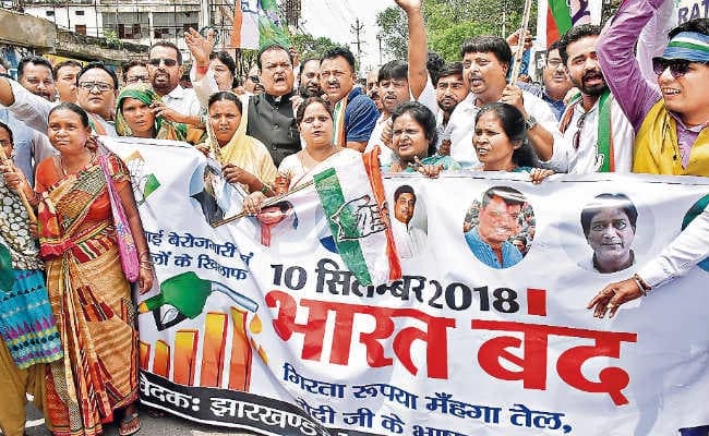 भारत बंद : 21 दलों ने पीएम मोदी को घेरा, सड़क पर उतरे, झारखंड में नहीं चली लंबी दूरी की बसें, बंद रही दुकानें