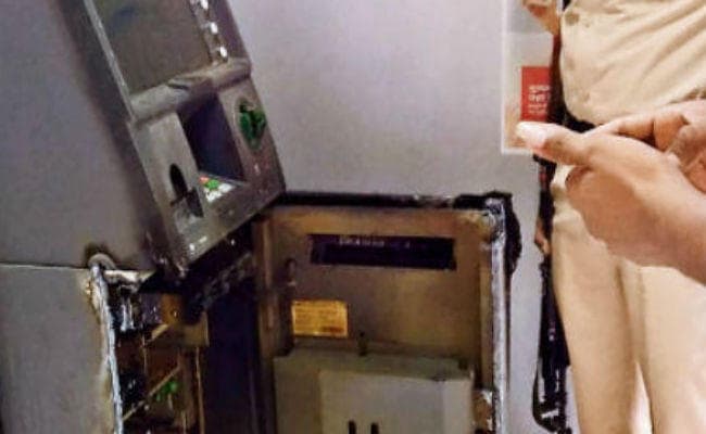 हावड़ा : एटीएम तोड़ कर 7.3 लाख रुपये लूटे