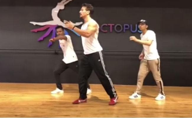 शाहरुख-करीना के इस गाने पर टाइगर श्रॉफ ने किया जबरदस्त डांस, धूम मचा रहा है ये VIDEO