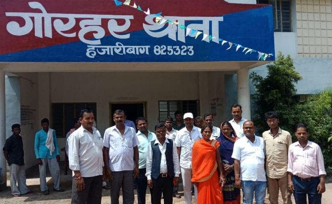 बरकट्ठा : थाना प्रभारी ने की शख्स की पिटाई, आक्रोशित जनप्रतिनिधि व ग्रामीणों ने थाना घेरा