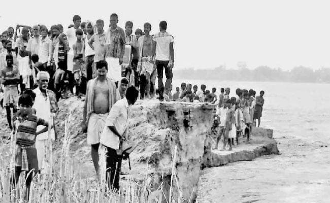 मालदा : नदियों का जलस्तर बढ़ा कई गांव बाढ़ की चपेट में, खतरे के निशान से 10 सेंटीमीटर ऊपर बह रही गंगा